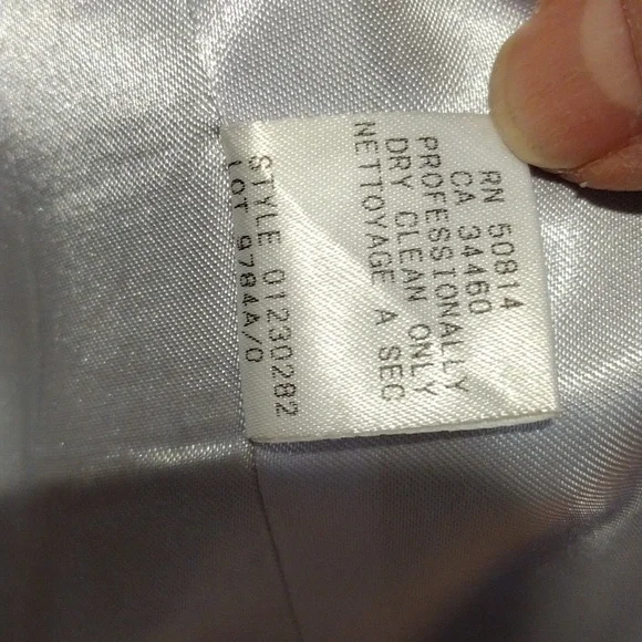 Tahari women's silk navy blue 2-piece suit. EUC. Size 10.
